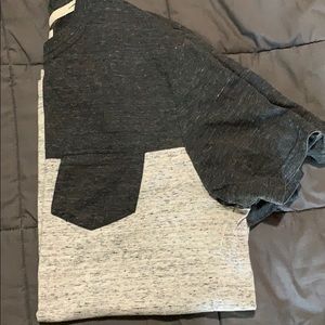 Men’s heather gray and black tee